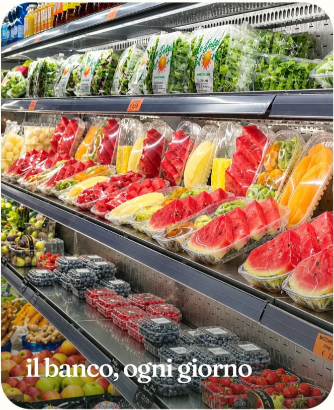 Banco con frutta, verdura e preparazioni fresche